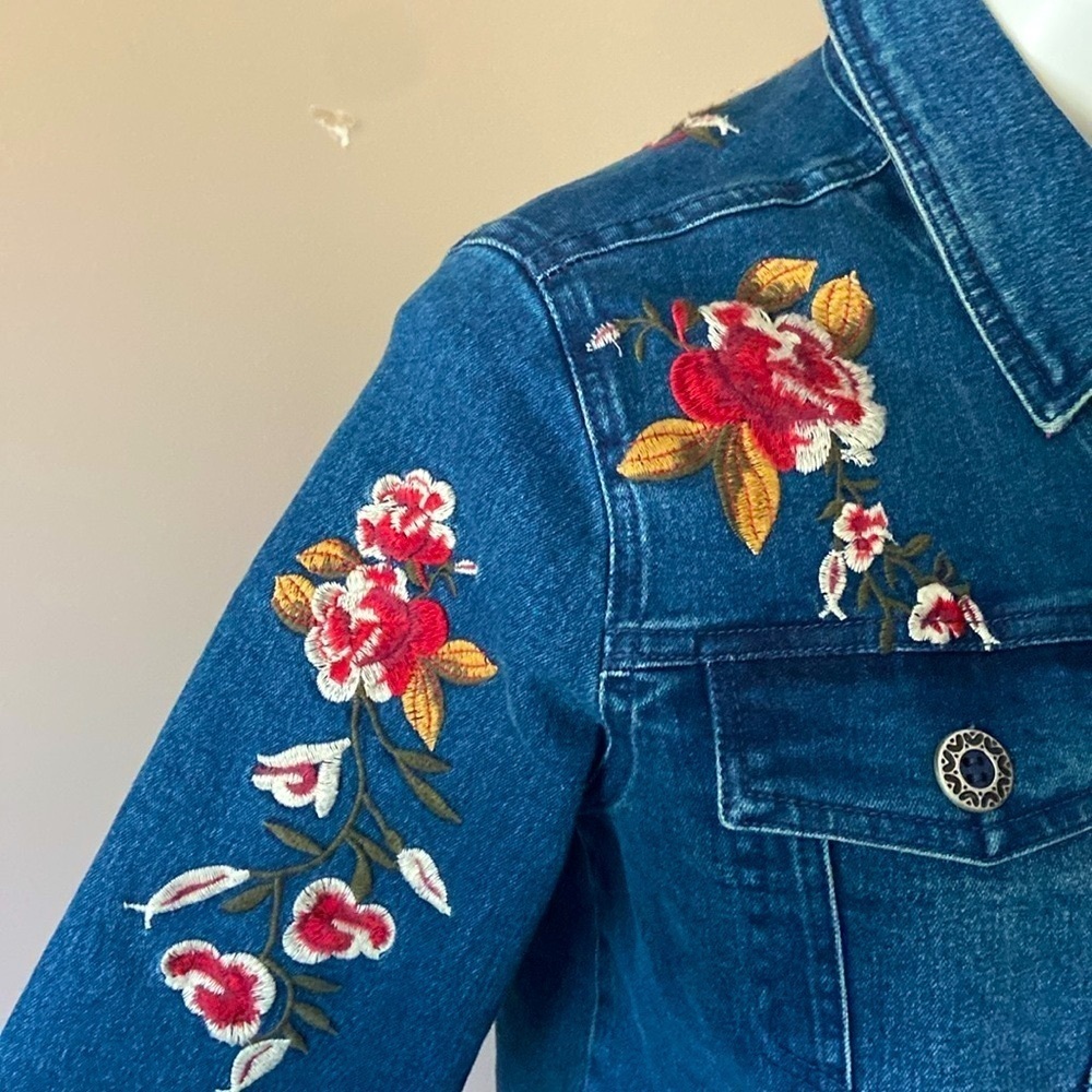 Vintage New Direction Women’s Red Floral Embroidered Jean Jacket Size Medium - Picture 5 of 10